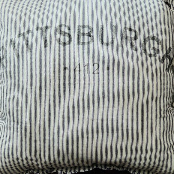 ❤❤HP❤❤ 412 PITTSBURGH Decor Square Pillow - Picture 4 of 8